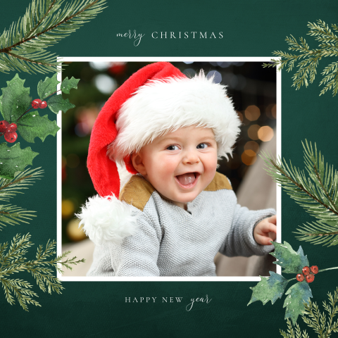 Kerstkaart met groen fotokader met hulst en babyfoto