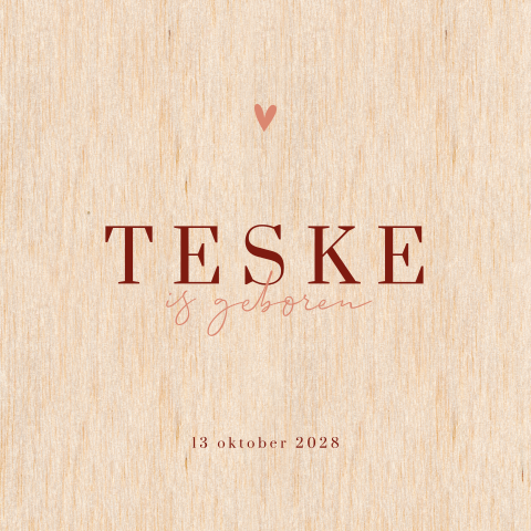Houten geboortekaartje met klassieke typografie in bruin en roze