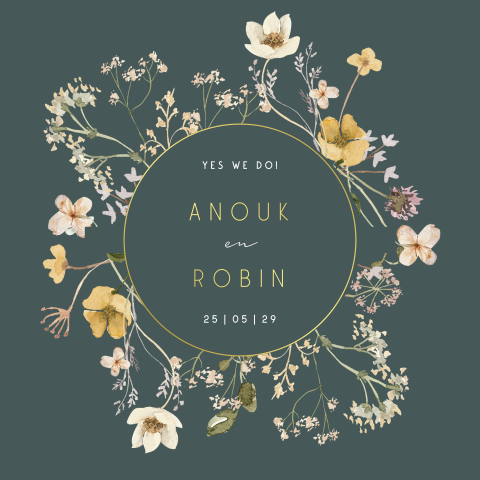 Groene trouwuitnodiging met wilde bloemen en goudfolie