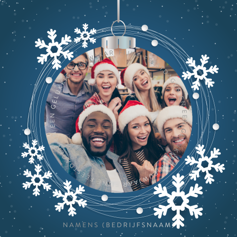 Donkerblauwe kerstkaart met foto in kerstbal en zilverfolie