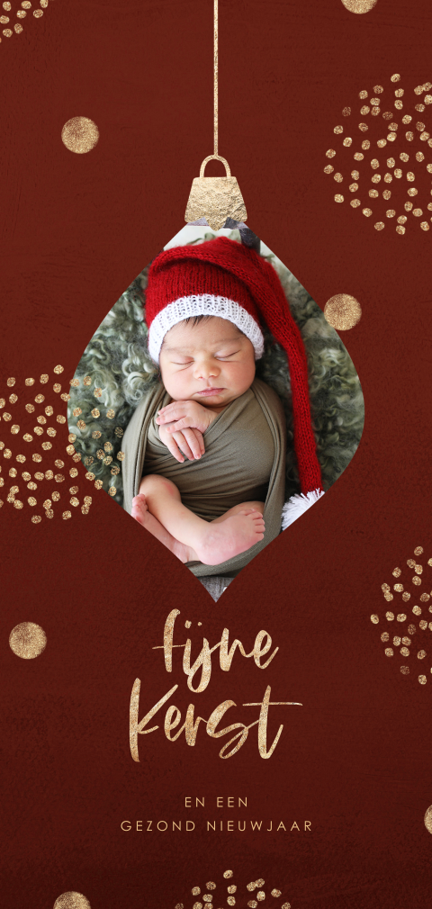 Rode fotokerstkaart met babyfoto in kerstbal