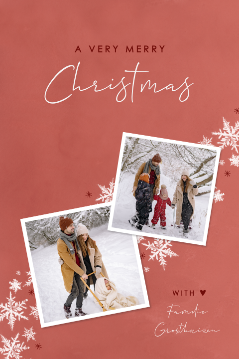 Rode kerstkaart met eigen foto's en sneeuwvlokken