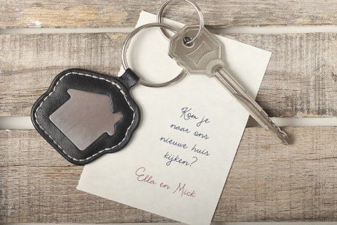 Verhuiskaart met sleutel met een sleutelhanger