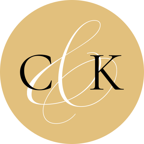 Okergele sluitsticker met initialen