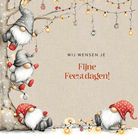 Feestelijke kerstkaart met winterkabouters en lichtjes