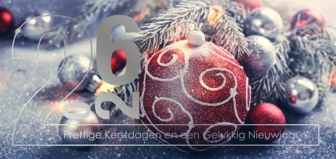 Kerstkaart rode en zilveren kerstballen en 2026 in zilverfolie