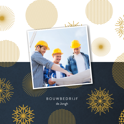 Grafische kerstkaart met okergele sneeuwvlokken en foto bouw