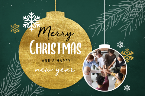 Donkergroene kerstkaart met gouden kerstbal en eigen foto