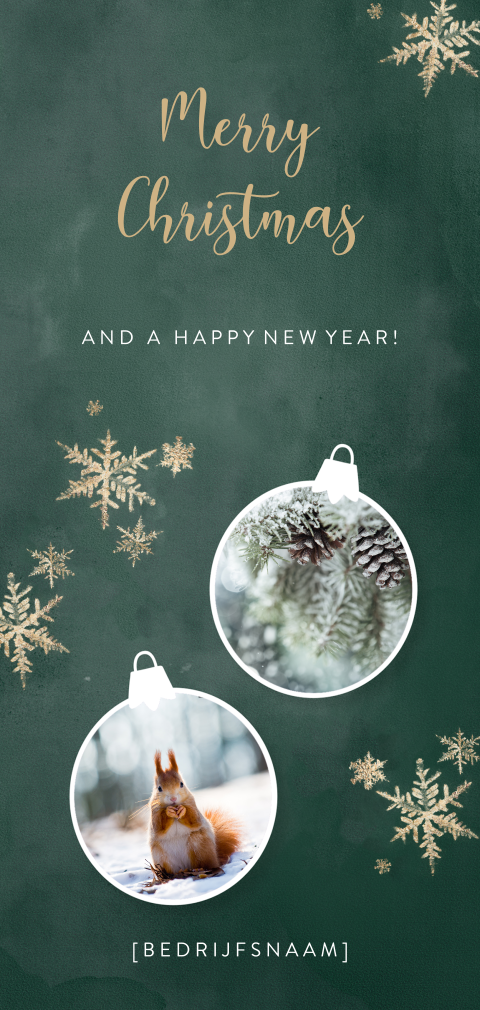 Donkergroene kerstkaart met natuurfoto's in kerstballen
