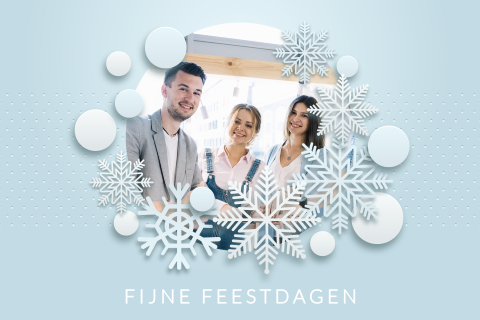 Lichtblauwe kerstkaart met foto en sneeuwvlokken