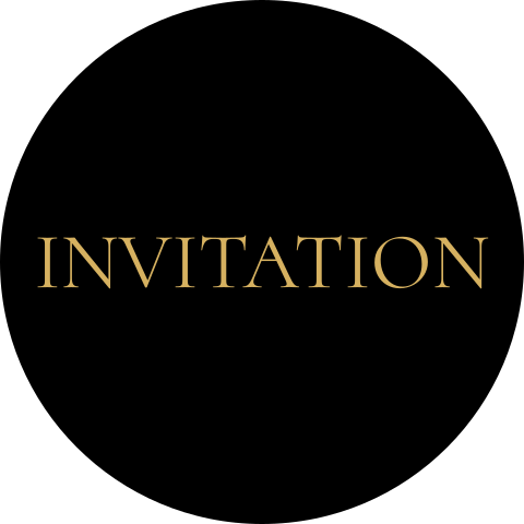 Zwarte sluitsticker met Invitation in okergeel