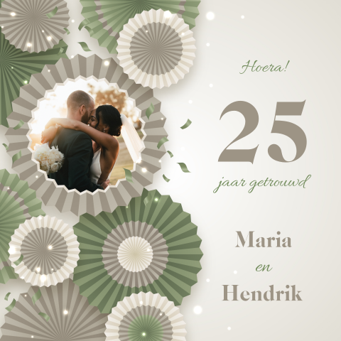 25-jarig jubileumkaart met foto en groene en zilveren waaiers
