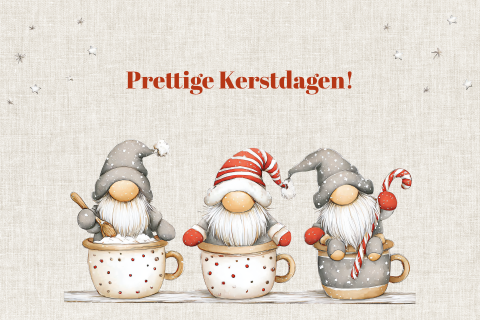 Grappige kerstkaart met kerstgnomen in mokken