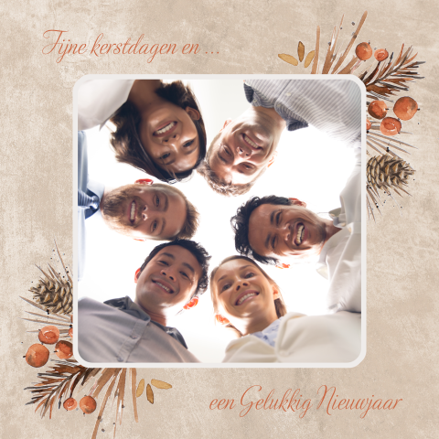 Beige kerstkaart met fotoframe, kersttakken met besjes