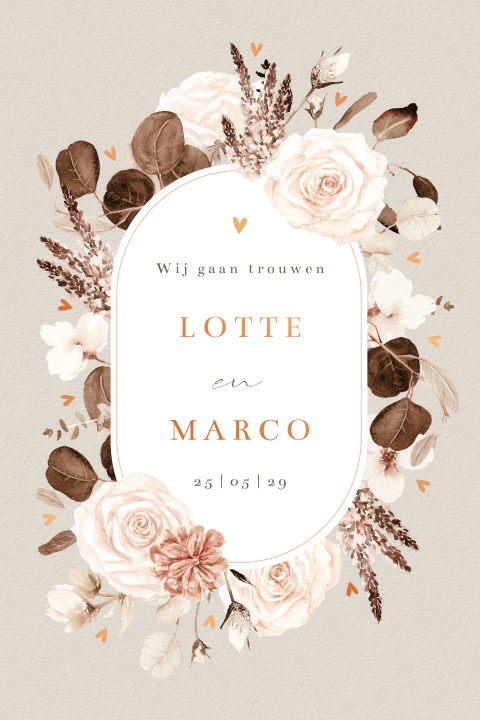 Beige trouwkaart met winterse bloemen en koperen hartjes