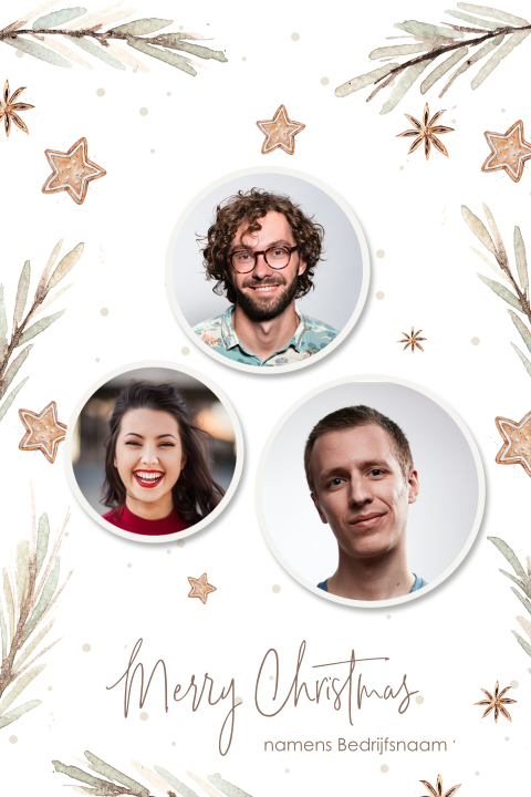 Kerstkaart met drie foto's versierd met dennentakken en koekjes