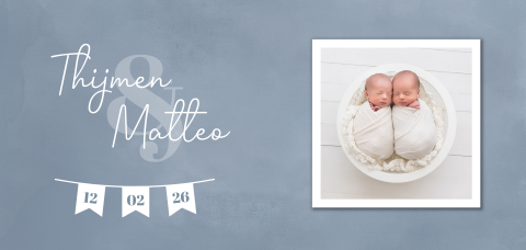 Blauw tweeling geboortekaartje voor jongens met slinger en foto