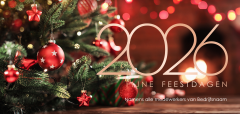 Kerstkaart foto kerstboom met rode versiering en 2026 in roségoudfolie