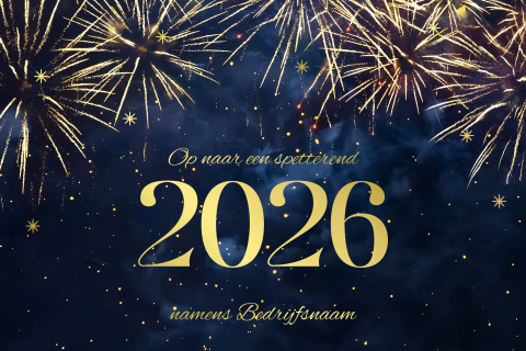 Donkerblauwe nieuwjaarskaart met gouden jaartal en vuurwerk