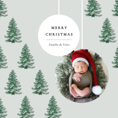Groene kerstkaart met kerstbomen en babyfoto in kerstbal