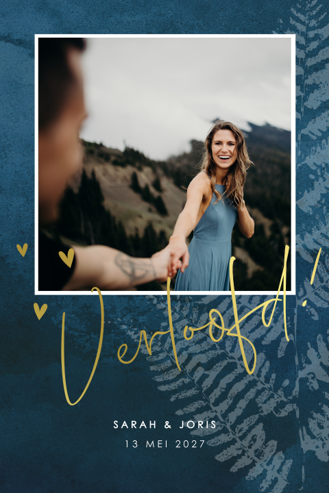 Stoere blauwe verlovingskaart met varen en goudfolie