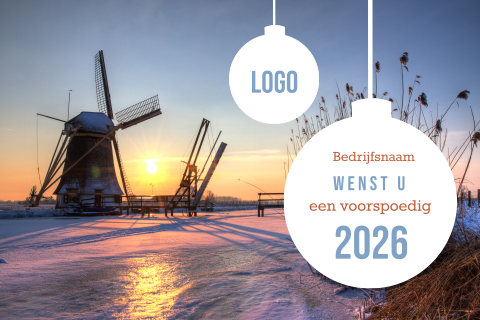 Kerstkaart met witte kerstballen en foto molen
