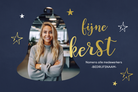Donkerblauwe kerstkaart met foto in kerstklok