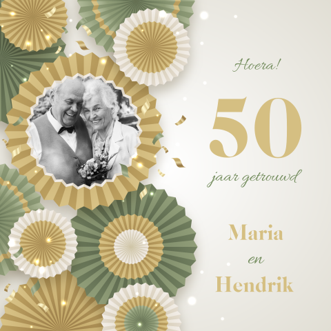 Foto jubileumkaart 50 jaar getrouwd met groene en gouden waaiers