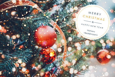 Kerstkaart met foto kerstboom met rode ballen