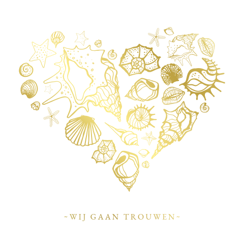 Zomerse trouwkaart strand met hart van schelpen