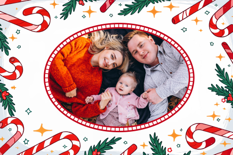 Feestelijke kerstkaart met rood-wit snoepstokjes