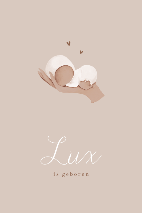 Zandbruin geboortekaartje met lieve baby in hand