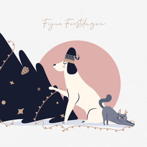 Duurzame kerstkaart met hond en kat die de kerstboom omgooien