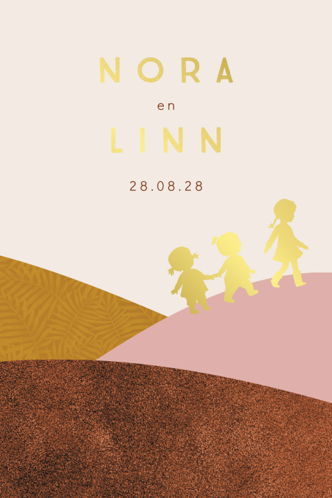 Grote zus met tweeling meisjes in landschap