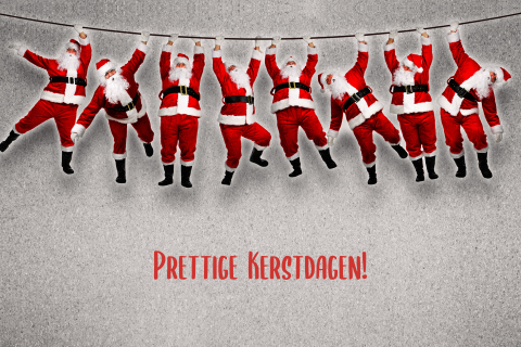 Komische kerstkaart met hangende kerstmannen