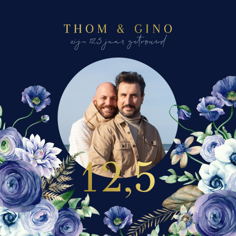 Donkerblauwe jubileum uitnodiging 12,5 jaar met goudfolie en bloemen