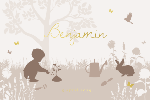 Silhouet geboortekaartje met jongetje in tuin met konijntje