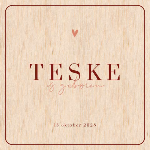 Houten geboortekaartje met klassieke typografie in bruin en roze