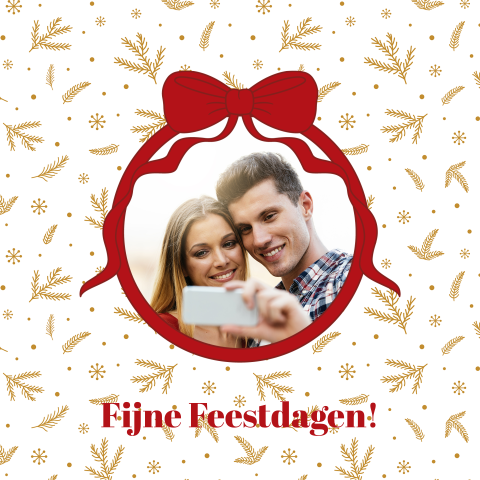 Kerstkaart met foto in rode strik en gouden takjes