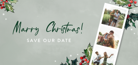 Groene kerstkaart voor bruiloft met hulst en polaroid foto