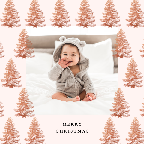 Roze foto kerstkaart met babyfoto en patroon kerstbomen