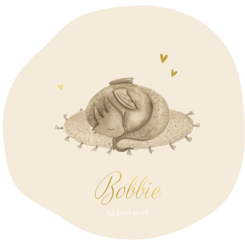 Beige geboortekaartje met slapend draakje op matje