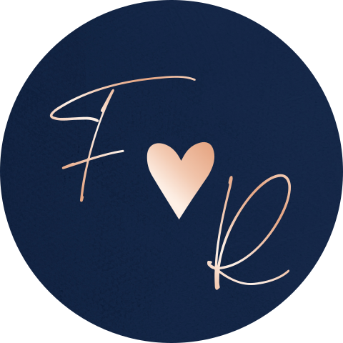 Donkerblauwe sticker met initialen en rosegoudfolie