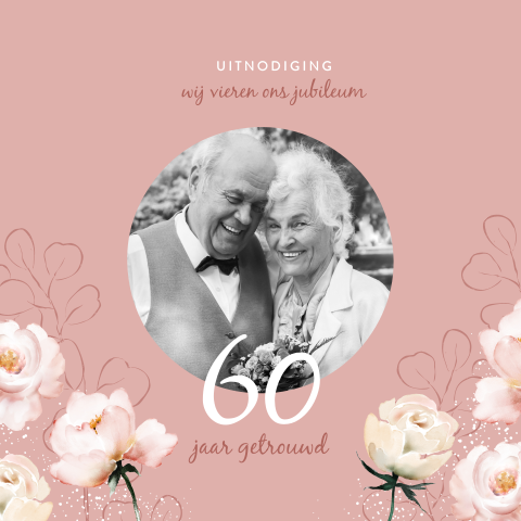 Jubileum uitnodiging 60 jaar getrouwd met roze bloemen en foto