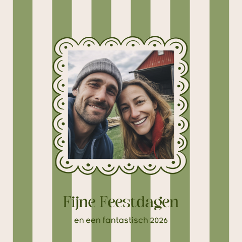 Kerstkaart met groene strepen en trendy fotokader