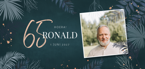 Donkerblauwe uitnodiging met tropische bladeren en foto