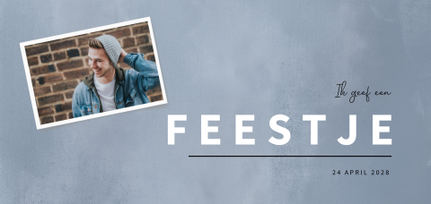 Lichtblauwe uitnodiging met eigen foto strakke typografie