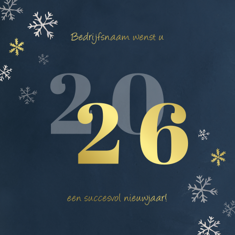 Donkerblauwe kerstkaart met goudfolie 2026 en sneeuwsterren