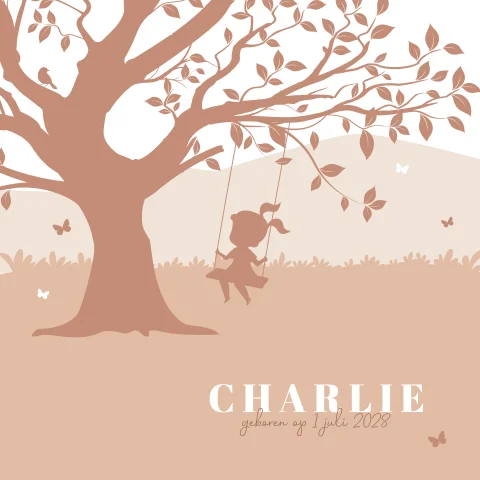 Zalmkleurig geboortekaartje met schommelend silhouet meisje en boom