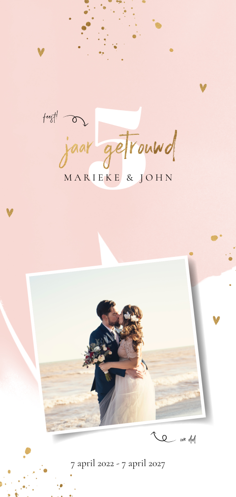 Uitnodiging huwelijksjubileum met roze waterverf en goudlook details